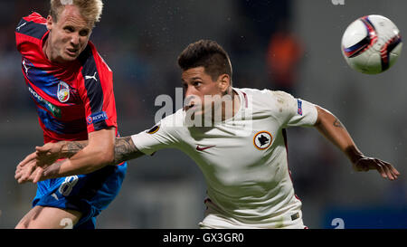 Pilsen, Tschechische Republik. 15. Sep, 2016. David Limbersky (Pilsen), links, und Juan Iturbe (Roma) in Aktion während der UEFA Europa League, Gruppe E, 1. Runde Spiel FC Viktoria Pilsen Vs AS Roma, in Pilsen, Tschechische Republik, am Donnerstag, 15. September 2016. Bildnachweis: Michal Kamaryt/CTK Foto/Alamy Live-Nachrichten Stockfoto