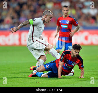 Pilsen, Tschechische Republik. 15. Sep, 2016. Radja Nainggolan (Roma), links, und Michal Duris (Pilsen) in Aktion während der UEFA Europa League, Gruppe E, 1. Runde Spiel FC Viktoria Pilsen Vs AS Roma, in Pilsen, Tschechische Republik, am Donnerstag, 15. September 2016. Bildnachweis: Miroslav Chaloupka/CTK Foto/Alamy Live-Nachrichten Stockfoto