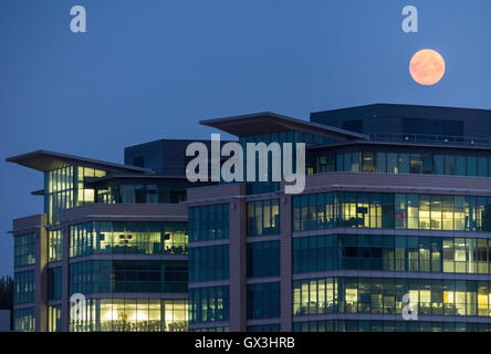 Newcastle Upon Tyne, England, Vereinigtes Königreich, 15. September 2016. Wetter: Eine fast voller Mond (Vollmond is16th Sept) leuchtend Orange steigt über Newcastle Quayside und Gateshead am Donnerstagabend. Bildnachweis: Alan Dawson News/Alamy Live-Nachrichten Stockfoto