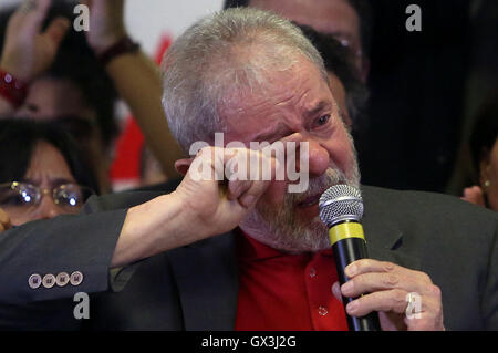 (160915) - SAO PAULO, 15. September 2016 (Xinhua)--ehemalige brasilianische Präsident Luiz Inacio Lula da Silva, reagiert während einer Pressekonferenz zu den Vorwürfen der Korruption gegen ihn in Sao Paulo, Brasilien, am 15. September 2016. Präsident des brasilianischen Workers' Party (PT) Rui Falcao sagte am Mittwoch, dass die Vorwürfe gegen ehemalige Präsident Luiz Inacio Lula da Silva "eine weitere Episode der Verfolgung" und der Versuch, Lula vom laufen für Präsidenten im Jahr 2018 zu stoppen sind. Am Mittwoch beschuldigt Ermittler Lula, der diente als Präsident von 2003 bis 2010, der führenden eines große Korruption Rings am Brazilia Stockfoto