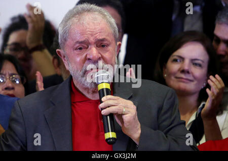 (160915) - SAO PAULO, 15. September 2016 (Xinhua)--ehemalige brasilianische Präsident Luiz Inacio Lula da Silva, reagiert während einer Pressekonferenz zu den Vorwürfen der Korruption gegen ihn in Sao Paulo, Brasilien, am 15. September 2016. Präsident des brasilianischen Workers' Party (PT) Rui Falcao sagte am Mittwoch, dass die Vorwürfe gegen ehemalige Präsident Luiz Inacio Lula da Silva "eine weitere Episode der Verfolgung" und der Versuch, Lula vom laufen für Präsidenten im Jahr 2018 zu stoppen sind. Am Mittwoch beschuldigt Ermittler Lula, der diente als Präsident von 2003 bis 2010, der führenden eines große Korruption Rings am Brazilia Stockfoto