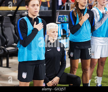 Columbus, Vereinigte Staaten von Amerika 15. September 2016. 15. September 2016: USA Mmidfielder Megan Rapinoe kniet in Protest während der Stern Spangled Fahne vor dem Spiel gegen Thailand spielt. Columbus, OH, USA. Bildnachweis: Brent Clark/Alamy Live-Nachrichten Stockfoto