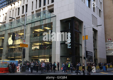 Sydney, Australien. 16. September 2016. Das iPhone 7 erschien in Sydney auf das Flaggschiff Sydney Apple store am 367 George Street. Im Bild: Menschen Sie Form einer Warteschlange (Linie) um die Ecke des Apple Store, das neue iPhone 7 zu kaufen. Bildnachweis: Richard Milnes/Alamy Live-Nachrichten Stockfoto