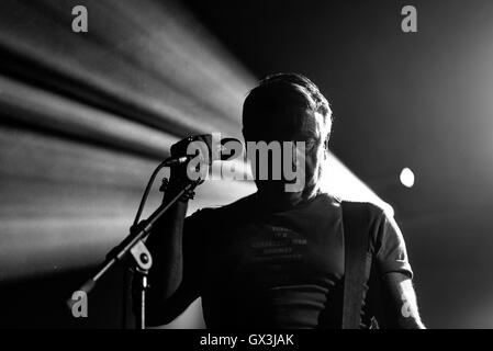 Glasgow, UK. 15. September 2016. Bassist und Sänger Peter Hook führt live auf der Bühne im Barrowland Ballroom in Glasgow, UK. Peter "schuleschwänzen" Haken war der Bassist der Englischen Post-Punk-Band Joy Division und New Order. Credit: Roberto Ricciuti/Alamy leben Nachrichten Stockfoto