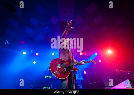 Glasgow, UK. 15. September 2016. Bassist und Sänger Peter Hook führt live auf der Bühne im Barrowland Ballroom in Glasgow, UK. Peter "schuleschwänzen" Haken war der Bassist der Englischen Post-Punk-Band Joy Division und New Order. Credit: Roberto Ricciuti/Alamy leben Nachrichten Stockfoto