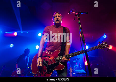 Glasgow, UK. 15. September 2016. Bassist und Sänger Peter Hook führt live auf der Bühne im Barrowland Ballroom in Glasgow, UK. Peter "schuleschwänzen" Haken war der Bassist der Englischen Post-Punk-Band Joy Division und New Order. Credit: Roberto Ricciuti/Alamy leben Nachrichten Stockfoto