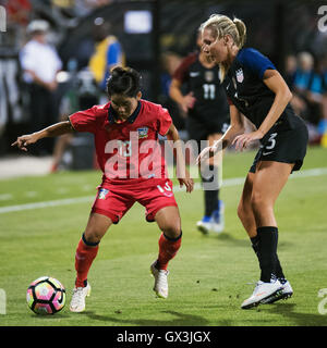 Columbus, Vereinigte Staaten von Amerika 15. September 2016. 15. September geht 2016:Thailand Mittelfeldspieler Orathai Srimanee (13) eins zu eins mit USA Mittelfeldspieler Allie Long (3). Columbus, OH, USA. Bildnachweis: Brent Clark/Alamy Live-Nachrichten Stockfoto