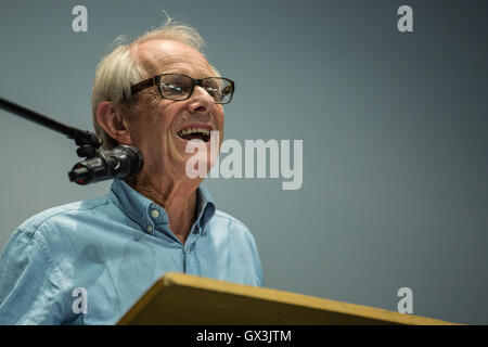 London, UK. 15. September 2016. Ken Loach, Regisseur, hört Lautsprecher auf "The Media, die Bewegungen und Jeremy Corbyn" Veranstaltung von der Media Reform Coalition Student Central. Bildnachweis: Mark Kerrison/Alamy Live-Nachrichten Stockfoto