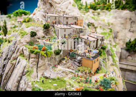 Hamburg, Deutschland. 7. Sep, 2016. Kleines Modell Hütten auf einem Hügel in der neuen Italien Sektion der "Miniatur Wunderland" (lit.-Miniatur-Wunderland) in Hamburg, Deutschland, 7. September 2016. Die neue Italien Sektion umfasst eine Fläche von mehr als 190 Quadratmetern im Miniatur Wunderland in der Hamburger Speicherstadt historische Speicherstadt - die weltweit größte Modelleisenbahn. Foto: DANIEL REINHARDT/DPA/Alamy Live-Nachrichten Stockfoto