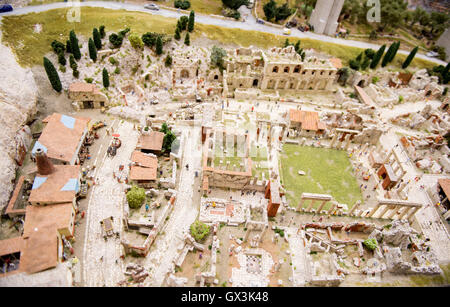 Hamburg, Deutschland. 7. Sep, 2016. Eine Rekonstruktion der antiken Stadt Pompeji im Abschnitt neue Italien von der "Miniatur Wunderland" (lit.-Miniatur-Wunderland) in Hamburg, Deutschland, 7. September 2016. Die neue Italien Sektion umfasst eine Fläche von mehr als 190 Quadratmetern im Miniatur Wunderland in der Hamburger Speicherstadt historische Speicherstadt - die weltweit größte Modelleisenbahn. Foto: DANIEL REINHARDT/DPA/Alamy Live-Nachrichten Stockfoto