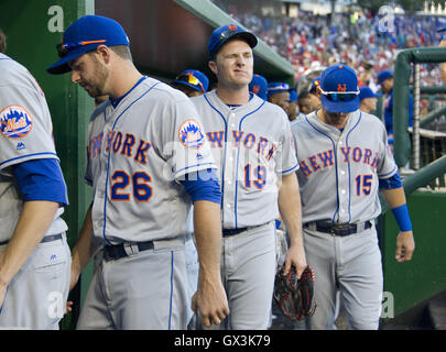 Washington, District Of Columbia, USA. 14. Sep, 2016. New York Mets right Fielder Jay Bruce (19), center, geht zum Clubhaus, nachdem sein Team 1-0 Niederlage gegen die Washington Nationals am Nationals Park in Washington, DC auf Mittwoch, 14. September 2016 ist. Mit ihm sind Kevin Plawecki (26), links und Shortstop Matt Reynolds (15), rechts. Bildnachweis: Ron Sachs/CNP. © Ron Sachs/CNP/ZUMA Draht/Alamy Live-Nachrichten Stockfoto