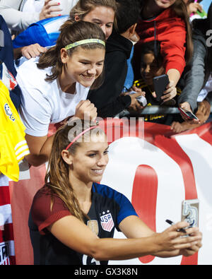 Columbus, Vereinigte Staaten von Amerika 15. September 2016. 15. September 2016: USA nach vorne nimmt Alex Morgan ein Selbstporträt mit Fans am Donnerstag Abend. Columbus, OH, USA. Bildnachweis: Brent Clark/Alamy Live-Nachrichten Stockfoto