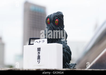 Filmfigur Hedorah Bögen in tiefe Entschuldigung während einer Pressekonferenz am 14. September 2016, Tokio, Japan. Japanische Spielzeughersteller Bandai schuf eine Serie von vier Monster namens '' Godzilla Toho Monster Pressekonferenz '' als Automat Kapsel Spielzeug vermarktet. Die Modell-Monster beugen vor einem Pressestand ihre formelle Entschuldigung für Zerstörungen im Land zum Ausdruck zu bringen. Sie sind auf den Verkauf für 300 Yen (ca. USD 2,92). © Rodrigo Reyes Marin/AFLO/Alamy Live-Nachrichten Stockfoto