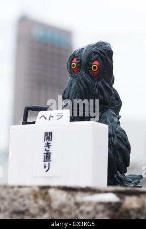 Filmfigur Hedorah Bögen in tiefe Entschuldigung während einer Pressekonferenz am 14. September 2016, Tokio, Japan. Japanische Spielzeughersteller Bandai schuf eine Serie von vier Monster namens '' Godzilla Toho Monster Pressekonferenz '' als Automat Kapsel Spielzeug vermarktet. Die Modell-Monster beugen vor einem Pressestand ihre formelle Entschuldigung für Zerstörungen im Land zum Ausdruck zu bringen. Sie sind auf den Verkauf für 300 Yen (ca. USD 2,92). © Rodrigo Reyes Marin/AFLO/Alamy Live-Nachrichten Stockfoto