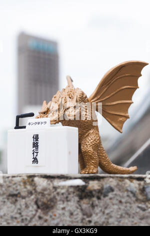 Filmfigur King Ghidorah Bögen in tiefe Entschuldigung während einer Pressekonferenz am 14. September 2016, Tokio, Japan. Japanische Spielzeughersteller Bandai schuf eine Serie von vier Monster namens '' Godzilla Toho Monster Pressekonferenz '' als Automat Kapsel Spielzeug vermarktet. Die Modell-Monster beugen vor einem Pressestand ihre formelle Entschuldigung für Zerstörungen im Land zum Ausdruck zu bringen. Sie sind auf den Verkauf für 300 Yen (ca. USD 2,92). © Rodrigo Reyes Marin/AFLO/Alamy Live-Nachrichten Stockfoto