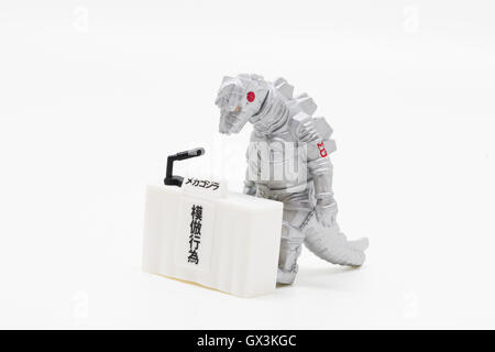 Filmfigur Mechagodzilla Bögen in tiefe Entschuldigung während einer Pressekonferenz am 14. September 2016, Tokio, Japan. Japanische Spielzeughersteller Bandai schuf eine Serie von vier Monster namens '' Godzilla Toho Monster Pressekonferenz '' als Automat Kapsel Spielzeug vermarktet. Die Modell-Monster beugen vor einem Pressestand ihre formelle Entschuldigung für Zerstörungen im Land zum Ausdruck zu bringen. Sie sind auf den Verkauf für 300 Yen (ca. USD 2,92). © Rodrigo Reyes Marin/AFLO/Alamy Live-Nachrichten Stockfoto