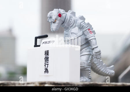 Filmfigur Mechagodzilla Bögen in tiefe Entschuldigung während einer Pressekonferenz am 14. September 2016, Tokio, Japan. Japanische Spielzeughersteller Bandai schuf eine Serie von vier Monster namens '' Godzilla Toho Monster Pressekonferenz '' als Automat Kapsel Spielzeug vermarktet. Die Modell-Monster beugen vor einem Pressestand ihre formelle Entschuldigung für Zerstörungen im Land zum Ausdruck zu bringen. Sie sind auf den Verkauf für 300 Yen (ca. USD 2,92). © Rodrigo Reyes Marin/AFLO/Alamy Live-Nachrichten Stockfoto