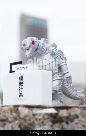 Filmfigur Mechagodzilla Bögen in tiefe Entschuldigung während einer Pressekonferenz am 14. September 2016, Tokio, Japan. Japanische Spielzeughersteller Bandai schuf eine Serie von vier Monster namens '' Godzilla Toho Monster Pressekonferenz '' als Automat Kapsel Spielzeug vermarktet. Die Modell-Monster beugen vor einem Pressestand ihre formelle Entschuldigung für Zerstörungen im Land zum Ausdruck zu bringen. Sie sind auf den Verkauf für 300 Yen (ca. USD 2,92). © Rodrigo Reyes Marin/AFLO/Alamy Live-Nachrichten Stockfoto