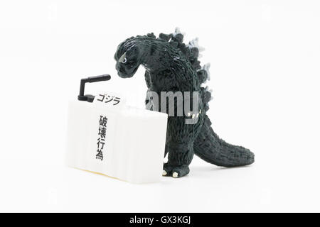 Filmfigur Godzilla Bögen in tiefe Entschuldigung während einer Pressekonferenz am 14. September 2016, Tokio, Japan. Japanische Spielzeughersteller Bandai schuf eine Serie von vier Monster namens '' Godzilla Toho Monster Pressekonferenz '' als Automat Kapsel Spielzeug vermarktet. Die Modell-Monster beugen vor einem Pressestand ihre formelle Entschuldigung für Zerstörungen im Land zum Ausdruck zu bringen. Sie sind auf den Verkauf für 300 Yen (ca. USD 2,92). © Rodrigo Reyes Marin/AFLO/Alamy Live-Nachrichten Stockfoto