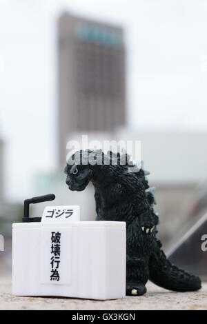 Filmfigur Godzilla Bögen in tiefe Entschuldigung während einer Pressekonferenz am 14. September 2016, Tokio, Japan. Japanische Spielzeughersteller Bandai schuf eine Serie von vier Monster namens '' Godzilla Toho Monster Pressekonferenz '' als Automat Kapsel Spielzeug vermarktet. Die Modell-Monster beugen vor einem Pressestand ihre formelle Entschuldigung für Zerstörungen im Land zum Ausdruck zu bringen. Sie sind auf den Verkauf für 300 Yen (ca. USD 2,92). © Rodrigo Reyes Marin/AFLO/Alamy Live-Nachrichten Stockfoto