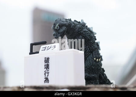 Filmfigur Godzilla Bögen in tiefe Entschuldigung während einer Pressekonferenz am 14. September 2016, Tokio, Japan. Japanische Spielzeughersteller Bandai schuf eine Serie von vier Monster namens '' Godzilla Toho Monster Pressekonferenz '' als Automat Kapsel Spielzeug vermarktet. Die Modell-Monster beugen vor einem Pressestand ihre formelle Entschuldigung für Zerstörungen im Land zum Ausdruck zu bringen. Sie sind auf den Verkauf für 300 Yen (ca. USD 2,92). © Rodrigo Reyes Marin/AFLO/Alamy Live-Nachrichten Stockfoto