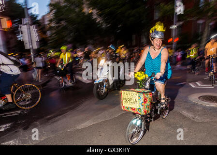 New York, USA. 15. September 2016. Tausende von Radfahrern radelten ihren Weg vom Central Park South zum Washington Square, fordert Bürgermeister de Blasio, mehr Mittel auf Vision Zero, eine Initiative, die er während seiner bürgermeisterlichen Kampagne in versprochen. In den ersten acht anf einen halben Monat 2016 wurden 17 Radfahrer und Fußgänger getötet meine Kraftfahrzeuge. Die Masse Fahrt wurde organisiert von der Fahrrad-Interessengruppe Transport-Alternativen. Bildnachweis: Stacy Walsh Rosenstock/Alamy Live-Nachrichten Stockfoto