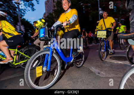 New York, USA. 15. September 2016. Tausende von Radfahrern radelten ihren Weg vom Central Park South zum Washington Square, fordert Bürgermeister de Blasio, mehr Mittel auf Vision Zero, eine Initiative, die er während seiner bürgermeisterlichen Kampagne in versprochen. In den ersten acht anf einen halben Monat 2016 wurden 17 Radfahrer und Fußgänger getötet meine Kraftfahrzeuge. Die Masse Fahrt wurde organisiert von der Fahrrad-Interessengruppe Transport-Alternativen. Bildnachweis: Stacy Walsh Rosenstock/Alamy Live-Nachrichten Stockfoto