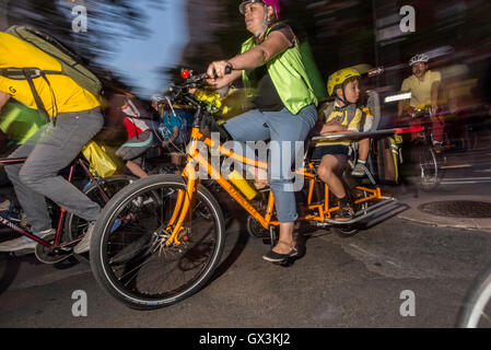 New York, USA. 15. September 2016. Tausende von Radfahrern radelten ihren Weg vom Central Park South zum Washington Square, fordert Bürgermeister de Blasio, mehr Mittel auf Vision Zero, eine Initiative, die er während seiner bürgermeisterlichen Kampagne in versprochen. In den ersten acht anf einen halben Monat 2016 wurden 17 Radfahrer und Fußgänger getötet meine Kraftfahrzeuge. Die Masse Fahrt wurde organisiert von der Fahrrad-Interessengruppe Transport-Alternativen. Bildnachweis: Stacy Walsh Rosenstock/Alamy Live-Nachrichten Stockfoto