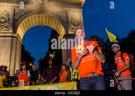 New York, USA. 15. September 2016. Tausende von Radfahrern radelten ihren Weg vom Central Park South zum Washington Square, fordert Bürgermeister de Blasio, Vision Zero, eine Initiative zu erzwingen, die er während seiner bürgermeisterlichen Kampagne in versprochen. In den ersten acht anf einen halben Monat 2016 wurden 18 Radfahrer und Fußgänger getötet meine Kraftfahrzeuge. Die Masse Fahrt wurde organisiert von Tthe Fahrrad Interessengruppe Transport-Alternativen. © Stacy Walsh Rosenstock Stockfoto