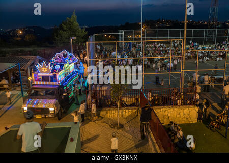 Neria, Israel. 15. September 2016. Neria, Israel/Westjordanland. Eine Parade feiern die Einweihung eine Tora-Rolle (Bibel), mit den Pentateuch, Judentum Holliest Text, gewidmet dem Andenken Neria Bewohner Eitam und Naama Henkin, ermordet von palästinensischen Terroristen auf Kredit-Oktober 2015: Yagil Henkin/Alamy Live News Stockfoto