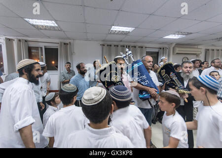 Neria, Israel. 15. September 2016. Neria, Israel/Westjordanland. Feiert die Einweihung des eine Tora-Rolle (Bibel), mit den Pentateuch, Judentum Holliest Text, gewidmet dem Andenken von Neria Bewohner Eitam und Naama Henkin, ermordet von palästinensischen Terroristen auf Kredit-Oktober 2015: Yagil Henkin/Alamy Live News Stockfoto