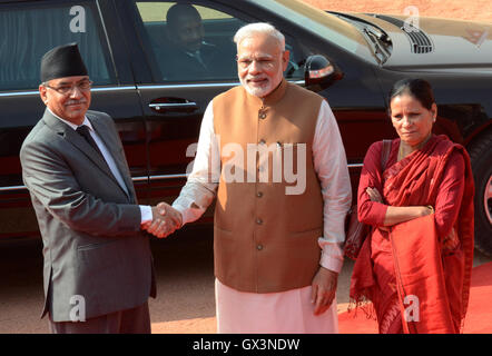 Neu-Delhi, Indien. 16. Sep, 2016. Nepalesischen Premierminister Pushpa Kamal Dahal (L) schüttelt Hände mit seinem indischen Amtskollegen Narendra Modi (C) während des feierlichen Empfangs im indischen Präsidentenpalast in Neu-Delhi, Indien, 16. September 2016. Indien und Nepal unterzeichnet Freitag ein paar Abkommen, nachdem Premierminister Narendra Modi Gespräche mit Besuch nepalesischen Gegenstück Pushpa Kamal Dahal, wer auf seinem zunächst fremd ist statt nach seinem Amtsantritt zu besuchen. © Partha Sarkar/Xinhua/Alamy Live-Nachrichten Stockfoto