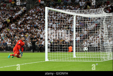 Tottenham Hotspur Torwart Hugo Lloris Uhren als Monacos Bernardo Silva (nicht abgebildet) während der Champions League-Spiel im Wembley-Stadion, London seiner Seite das erste Tor erzielt. Stockfoto