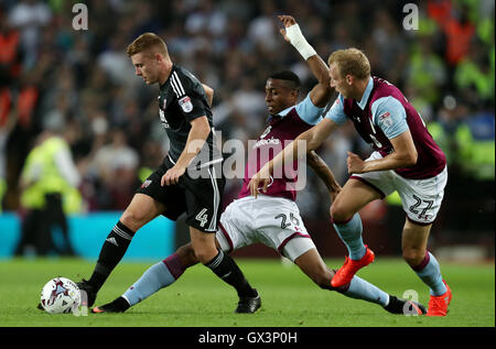 Brentford Lewis Macleod von Aston Villa Jonathan Kodjia während der Himmel Bet Meisterschaftsspiel im Villa Park, Birmingham in Angriff genommen wird. Stockfoto