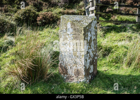 Der Grenzstein auf Grenze Hill, Trog von Bowland, Lancashire, North West England, UK. Stockfoto