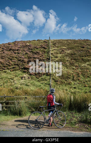 Frau Radfahrer in den Trog von Bowland, Lancashire, Nordwestengland. Stockfoto