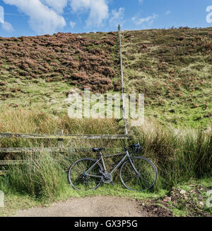 Frau Radfahrer in den Trog von Bowland, Lancashire, Nordwestengland. Stockfoto