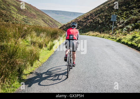 Frau Radfahrer in den Trog von Bowland, Lancashire, Nordwestengland. Stockfoto