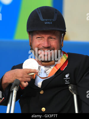 Großbritanniens Lee Pearson feiert auf dem Podium nach dem Gewinn der Silbermedaille im Pferdesport Einzelmeisterschaft - Grade 1 b am Olympic Equestrian Centre während des siebten Tages der Rio Paralympischen Spiele 2016 in Rio De Janeiro, Brasilien. Stockfoto