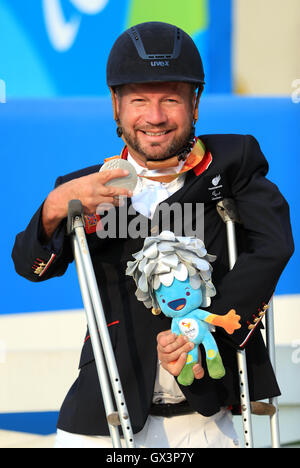 Großbritanniens Lee Pearson feiert auf dem Podium nach dem Gewinn der Silbermedaille im Pferdesport Einzelmeisterschaft - Grade 1 b am Olympic Equestrian Centre während des siebten Tages der Rio Paralympischen Spiele 2016 in Rio De Janeiro, Brasilien. Stockfoto