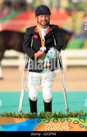 Großbritanniens Lee Pearson feiert auf dem Podium nach dem Gewinn der Silbermedaille im Pferdesport Einzelmeisterschaft - Grade 1 b am Olympic Equestrian Centre während des siebten Tages der Rio Paralympischen Spiele 2016 in Rio De Janeiro, Brasilien. Stockfoto