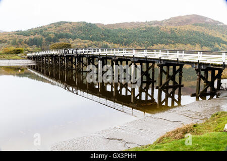 Holzkonstruktion Penmaenpool mautpflichtige Brücke über den Fluss Mawddach nahe Ortszentrum, Wales, Vereinigtes Königreich Stockfoto