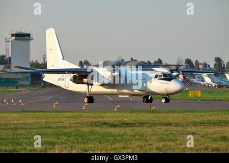 Kiew, Ukraine - 27. Juli 2012: Antonow An-24 regionalen Turboprop-Passagierflugzeug ist entlang der Piste vor dem Start auf Su Rollen Stockfoto