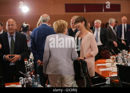 Berlin, Deutschland. 14. Sep, 2016. Bundeskanzlerin Angela Merkel trifft sich mit Vertretern der Initiative "wir gemeinsam" im Bundeskanzleramt zum Interview in Berlin, Deutschland. Bildnachweis: Simone Kuhlmey/Pacific Press/Alamy Live-Nachrichten Stockfoto