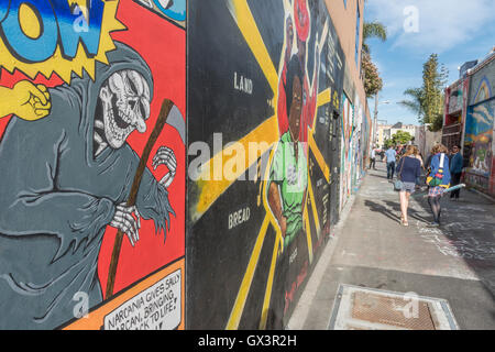 Das Clarion Gasse zwischen Mission und Valencia Street, Mission District, San Francisco, CA, USA mit Wandmalerei und Graffiti-Kunst. Stockfoto