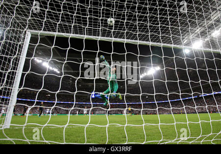 AS Monaco lenkt Torhüter Danijel Subasic einen Schuss in der Champions League-Spiel im Wembley-Stadion, London. PRESSEVERBAND Foto. Bild Datum: Mittwoch, 14. September 2016. Vgl. PA Geschichte Fußball Tottenham. Bildnachweis sollte lauten: Yui Mok/PA Wire Stockfoto