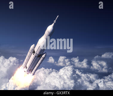 Space Launch System zieht In den blauen Himmel Stockfoto