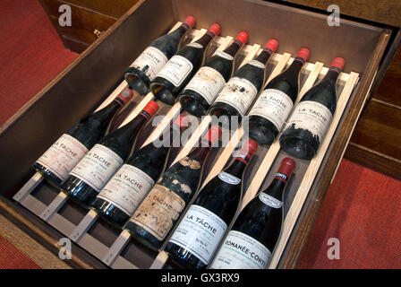 ‘LA TACHE’ LUXUS-SAMMLUNG FEINER ROTWEIN Private Sammlung von cellared La Tache Burgundy Weinflaschen aus dem Jahr 1959-2001 Vosne Romanée Frankreich Stockfoto