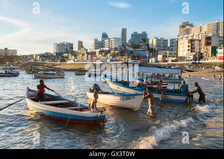 SALVADOR, Brasilien - 20. Februar 2016: Zelebranten am Festival Yemanja nehmen traditionelle Boot in Rio Vermelho. Stockfoto