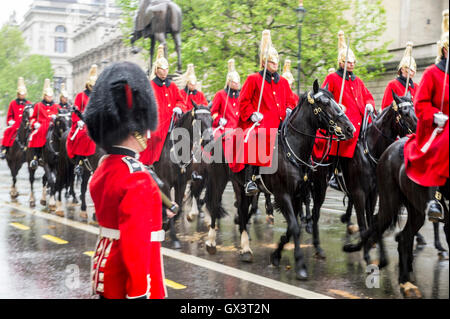 LONDON - 18. Mai 2016: Guard steht stramm wie eine Pferdekutsche Prozession mit Königin Elizabeth II zum Buckingham Palace. Stockfoto